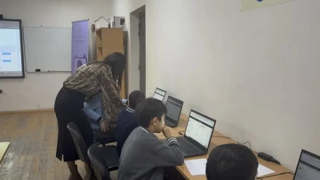"Texnologiyanın tətbiqilə riyaziyyatın əyləncəli və səmərəli şəkildə öyrənilməsi" layihəsi çərçivəsində dərslər davam edir