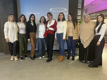 Qadınlara dəstək məqsədi ilə “Profity Co.” şirkətinin təşkil etdiyi “Qadın Gülərsə” sosial məsuliyyət layihəsində Əminət Diqanayeva “Bir dil mərkəzi” adlı təlim keçib